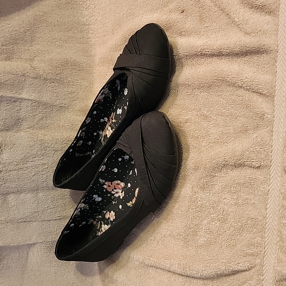 Women's black flats